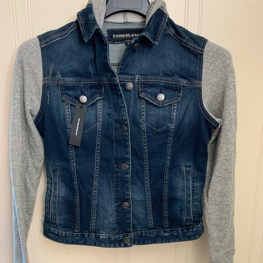 Women Denim Jacket. NEW!! Size: Small. Side pockets, cotton sleeves and hoodie